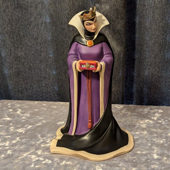 WDCC "Bring Back Her Heart ..." Evil Queen from Snow White with COA and Box - Picture 5 of 13